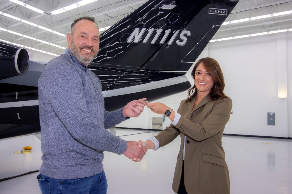 Guy Stockbridge, owner of Elite Team Offices, accepts the keys to his new M2 Gen2 from Textron Aviation Regional Sales Director Natalie Stadelman.
